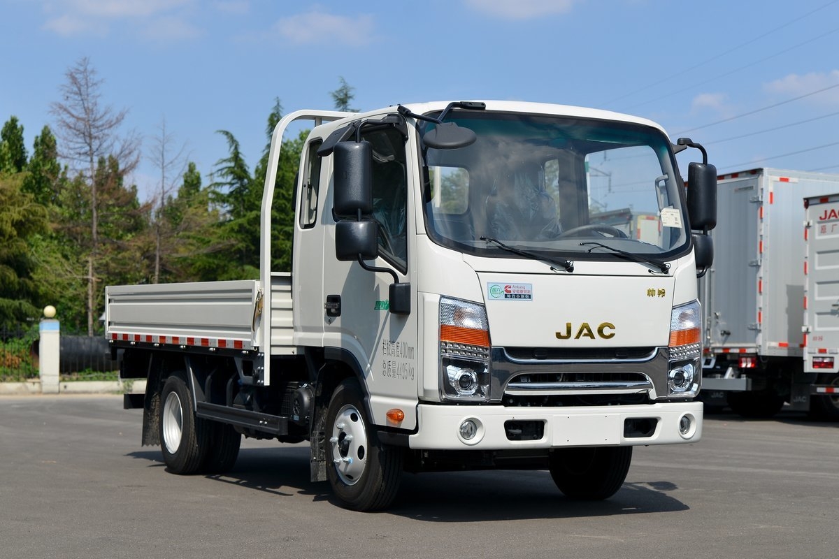 JAC cargo truck with one and half rows cabin